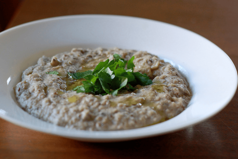 Wadi Rum: Almoço ou Jantar ao Estilo Beduíno com Serviço de BuscaAlmoço beduíno local com chá, café, bebidas geladas e serviço de busca