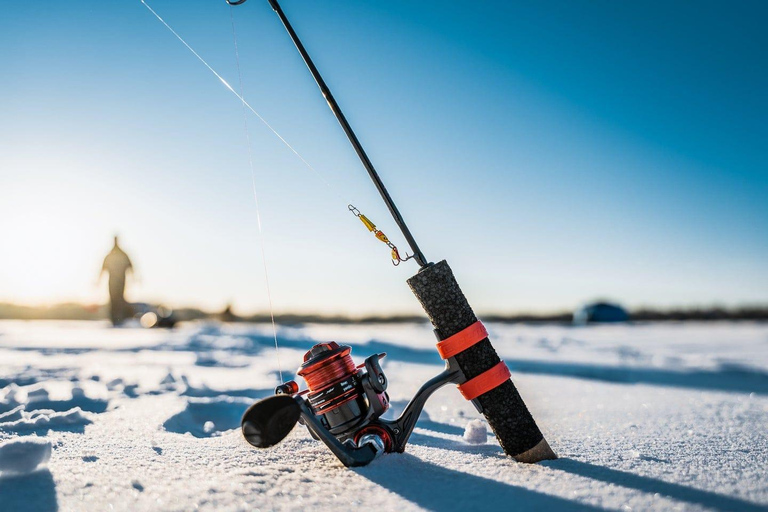 Aventure de pêche sur glace à Levi avec soupe au saumon