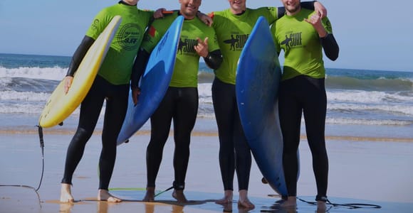 Cours de surf en petit groupe sur la plage de Falésia, avec douche chaude.