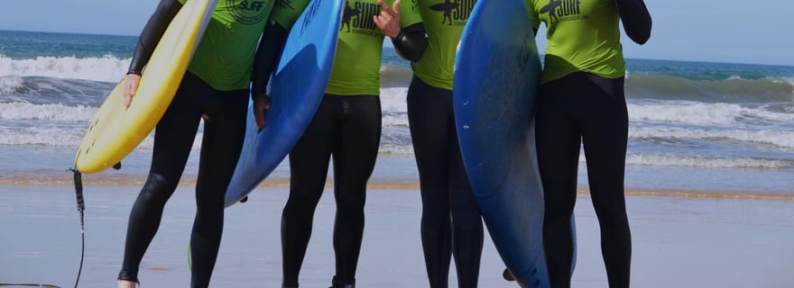 Cours de surf en petit groupe sur la plage de Falésia, avec douche chaude.