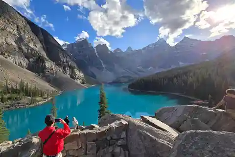 Calgary: Shuttle to Moraine Lake and Lake Louise