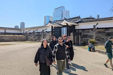 Osaka: Osaka Castle Guided Tour with Local Guide
