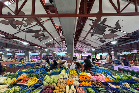 Shanghai: Local Food Market and Park Walking Tour