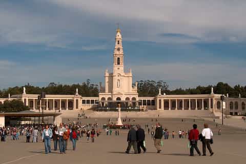 Private 9-Hour Tour to Fátima, Batalha, Nazaré and Óbidos