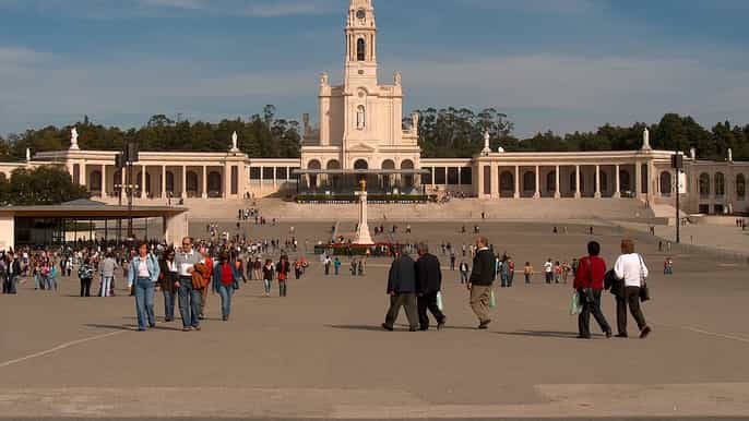 Private 9-Hour Tour to Fátima, Batalha, Nazaré and Óbidos