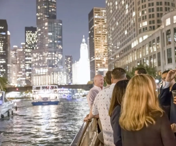 Chicago River: Guided Sunset Cocktail & Architecture Tour