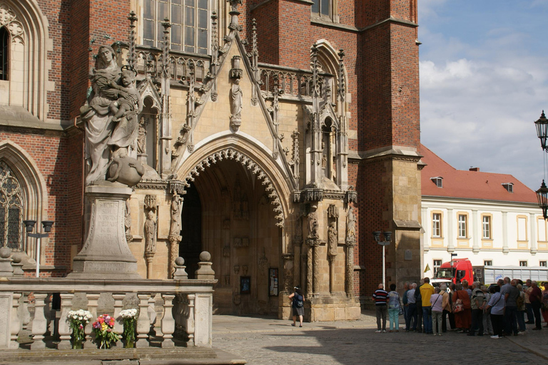 Wrocław: 2-hour RETRO e-bus tour (for groups up to 7 people)