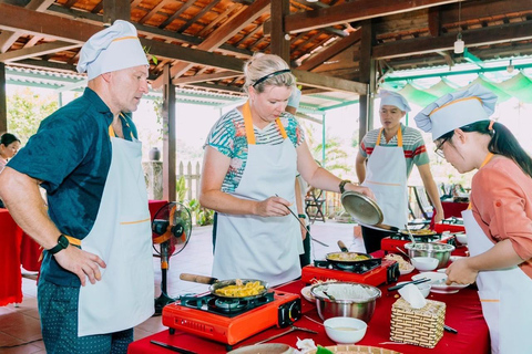 Hoi An: Corso di cucina vegetariana, tour del mercato e cesto in barca