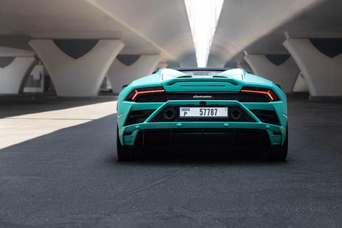 Experience Dubai in a Lamborghini