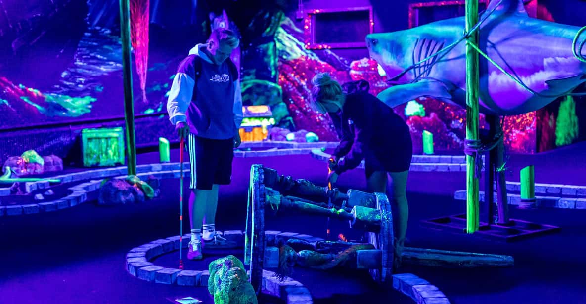 Afbeelding 7 van Aloha Amsterdam: 12-Hole Glow-in-the-Dark Minigolf