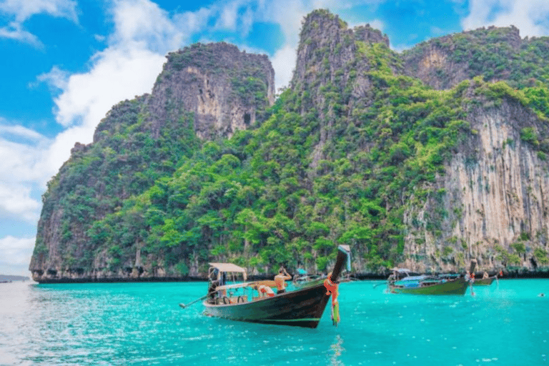 Phuket: Passeio de lancha ou catamarã pelas ilhas Phi Phi e KhaiPhuket: Passeio de catamarã pelas ilhas Phi Phi e Khai