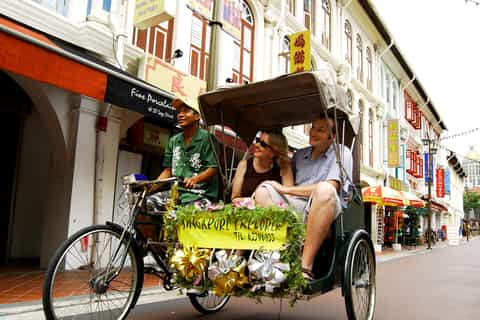Singapore Chinatown Night Tour: Dinner, Trishaw & Boat Ride