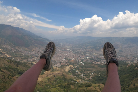 Paragliding över Medellin i San Felix med skytteltrafikParagliding över Medellin i San Felix en fantastisk upplevelse