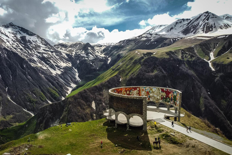 Visite de Kazbegi avec des vues fantastiques sur les montagnes du CaucaseKazbegi : Visite des sites fantastiques