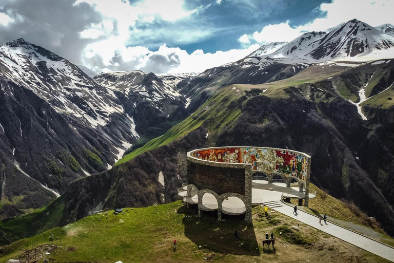 Visite de Kazbegi avec des vues fantastiques sur les montagnes du CaucaseKazbegi : Visite des sites fantastiques