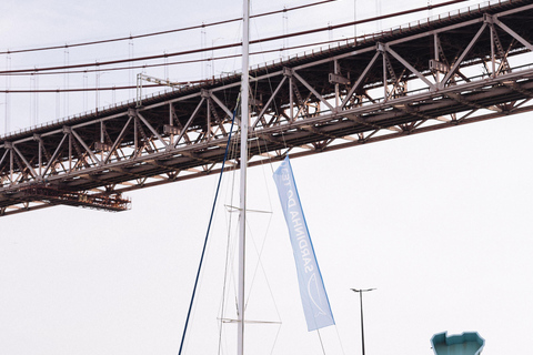 Lisbon: New Year's Eve Onboard w/drinks, music & fireworks Lisbon: New Year's Eve Barco EVORA with Drinks, DJ & Snacks