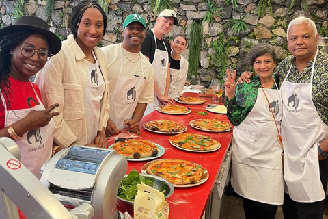 Positano: Pizza-Kochkurs in kleiner Gruppe mit Getränk inklusivePositano: Pizza backen in kleiner Gruppe mit Getränk inklusive