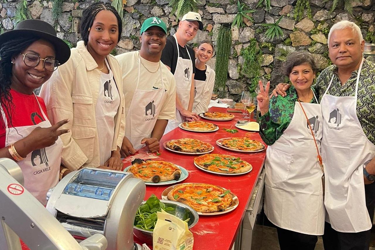 Positano: Pizza-Kochkurs in kleiner Gruppe mit Getränk inklusivePositano: Pizza backen in kleiner Gruppe mit Getränk inklusive