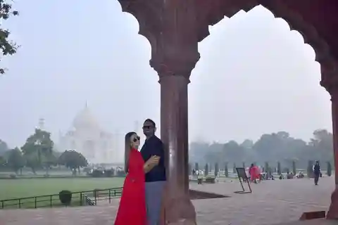 Agra: Private Taj Mahal Photoshoot with Entry Ticket