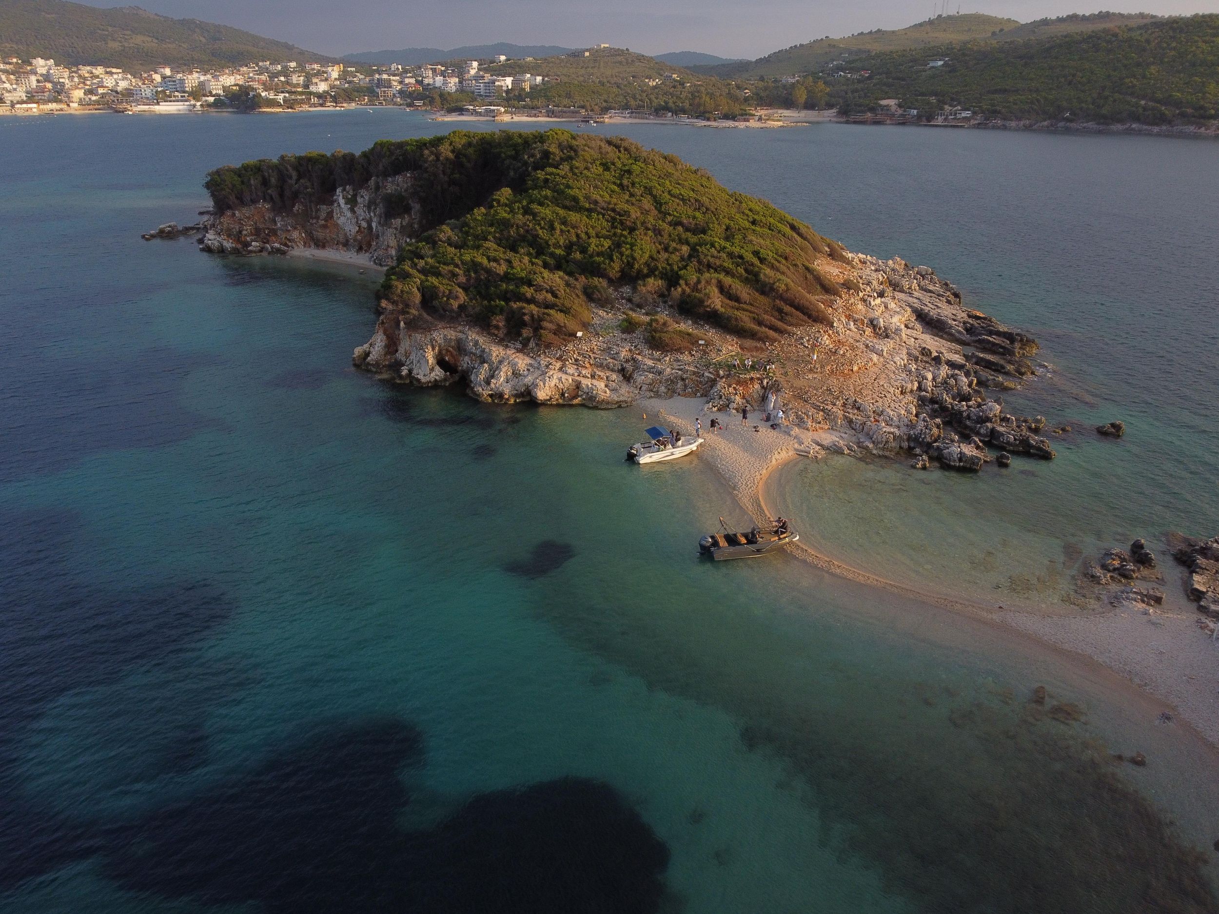 Ksamil-Inseln: Bootstour bei Sonnenuntergang mit Getränken und Drohnenfotos