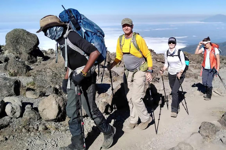 6 أيام في كليمنجارو للمشي لمسافات طويلة على طريق مارانغو، قمة أوهورو