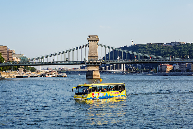 Budapest med buss Flytande busstur till lands och till sjöss
