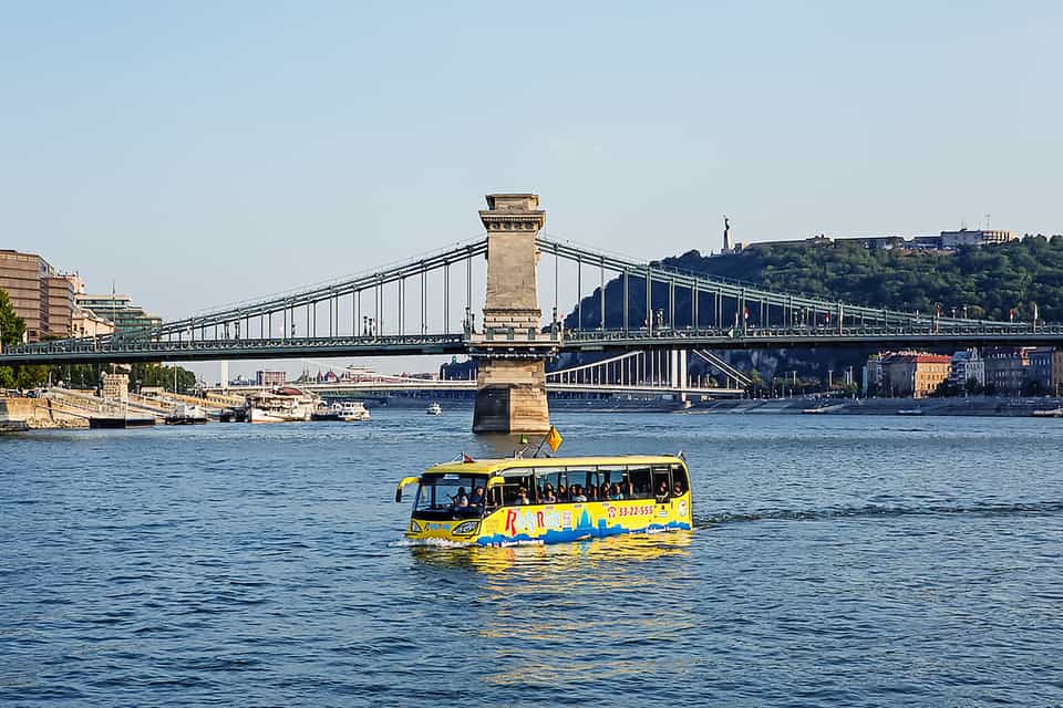 Amphibienbus mit Sprung in die Donau
