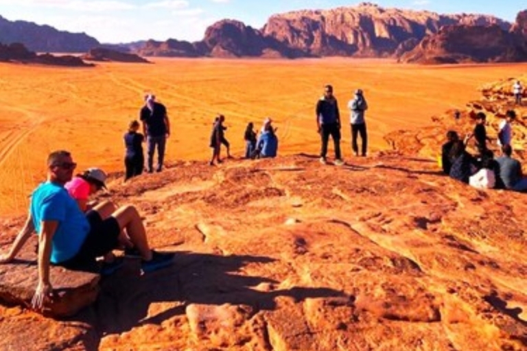 4-uur durende zonsondergangtour met hoogtepunten van de Wadi Rum-woestijn4 uur durende Jeep Tour ochtend of zonsondergang Wadi Rum Desert Hoogtepunten