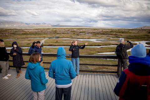Reykjavík: Golden Circle, Secret Lagoon & Aurora Chase Tour with Pickup from Selected Locations