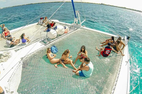 Fête en catamaran à Isla Mujeres avec boissons et déjeunerÀ partir de Cancun