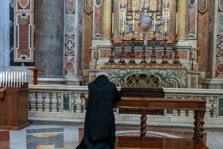 Rome: St. Peter’s Basilica & Underground Tombs Tour Group Tour in French