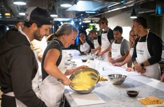 Mailand: Pasta- & Tiramisu-Kochkurs mit unbegrenztem Wein