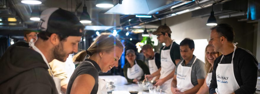 Lezione di pasta e tiramisù a Milano con vino illimitato