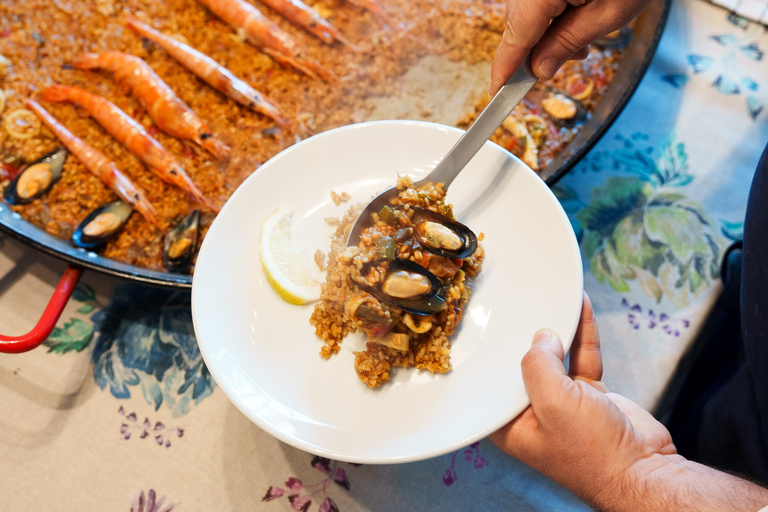 Autentyczna paella i sangria klasy premium na designerskim dachuAutentyczna paella i sangria w oszałamiającym lofcie na dachu