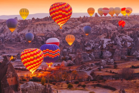 Volo in mongolfiera in Cappadocia nella Valle di GoremeVolo in mongolfiera in Cappadocia con trasferimento