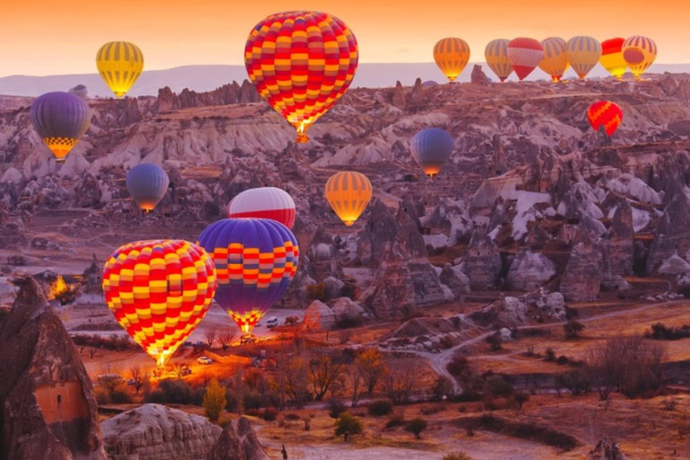 Volo in mongolfiera in Cappadocia nella Valle di GoremeVolo in mongolfiera in Cappadocia con trasferimento