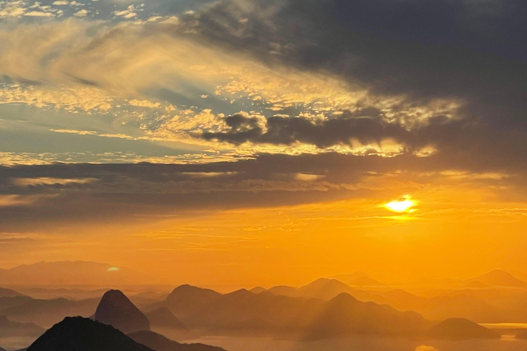 Dois irmãos sunrise hike & drone video