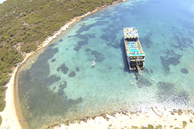 Von Izmir aus: Ganztägige Bootstour um Cesme mit BBQ-Mittagessen