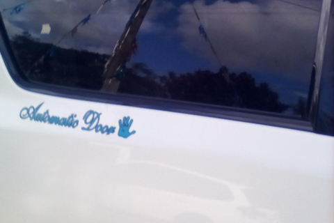 Trasferimento privato in furgone da Montego Bay all&#039;aeroporto di Negril e ritornoTransfer privato di andata e ritorno in furgone dall&#039;aeroporto di Montego Bay a Negril