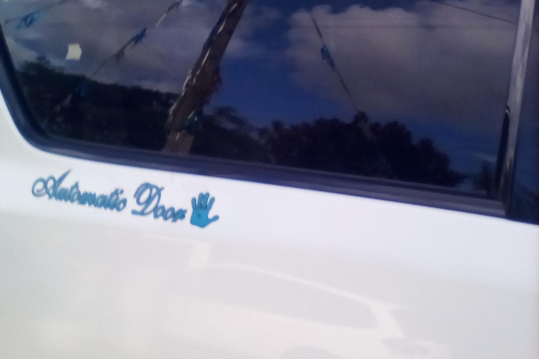 Trasferimento privato in furgone da Montego Bay all&#039;aeroporto di Negril e ritornoTransfer privato di andata e ritorno in furgone dall&#039;aeroporto di Montego Bay a Negril