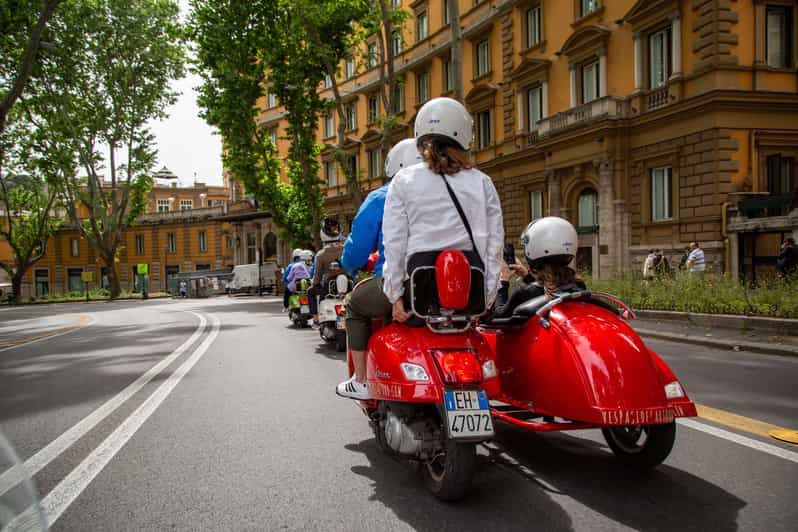 イタリアの食前酒付き夜のベスパ サイドカー ツアー | GetYourGuide