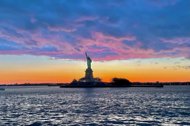 NYC Sunset, Music &amp; Statue of Liberty Sightseeing CruiseZonsondergang in NYC, muziek en rondvaart langs het Vrijheidsbeeld