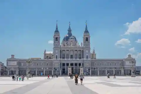 Royal Palace Guided Tour with Entry Ticket