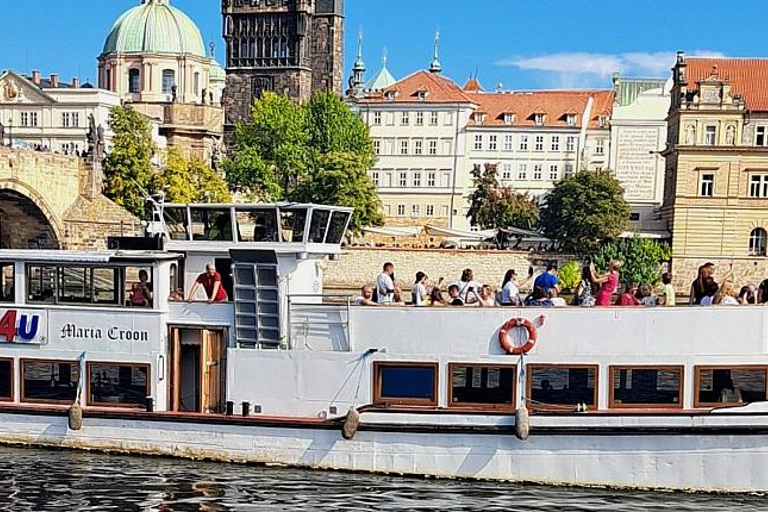 Prague: 1-Hour Prosecco Party Cruise with Unlimited Prosecco