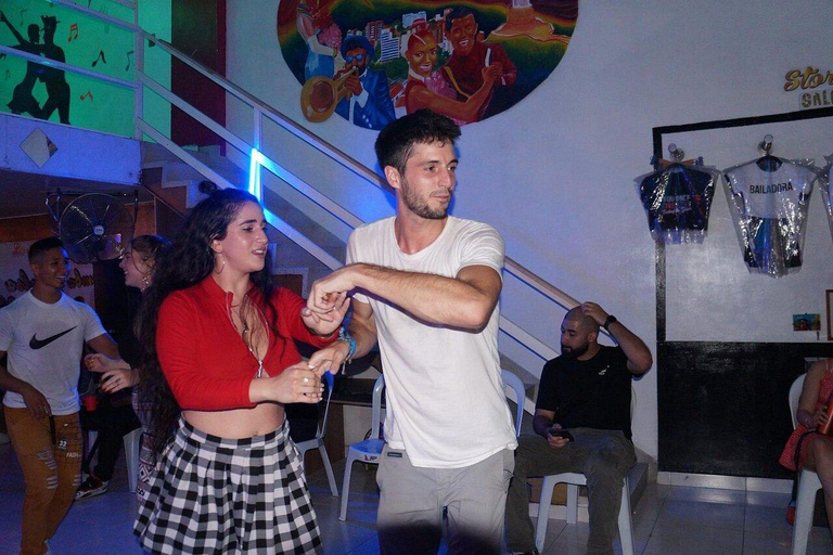 Cali: Salsa Night Tour with Pro Instructors Cali: Nighttime Salsa Sightseeing Tour with Pro Instructors