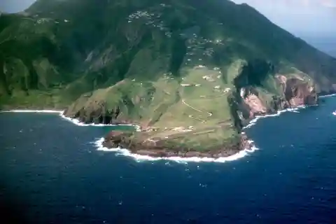 Full-Day Edge Ferry to Saba