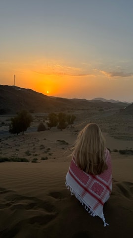 Zonsondergang in woestijn met pick-up