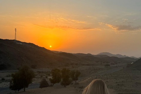 Tramonto nel deserto con pick up