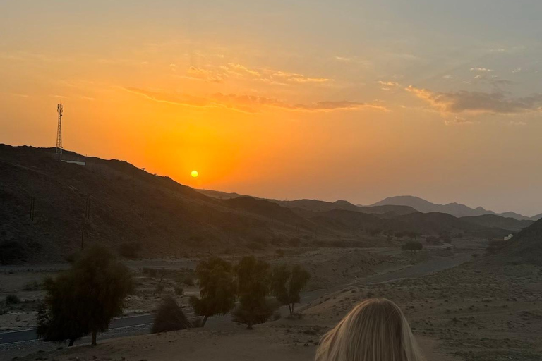 Tramonto nel deserto con pick up