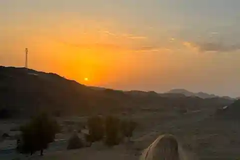 Tramonto nel deserto con pick up